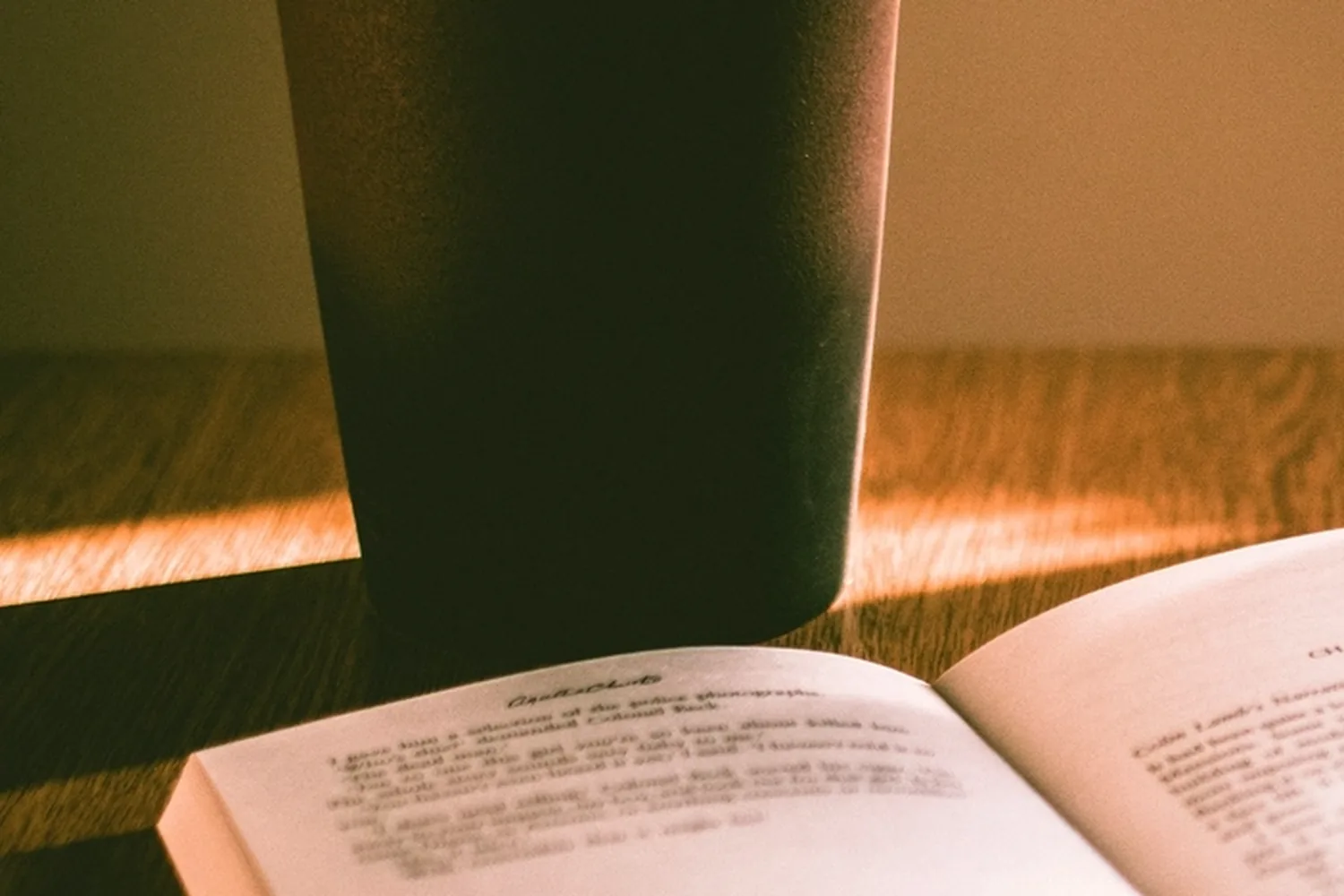 Libros apilados sobre una mesa