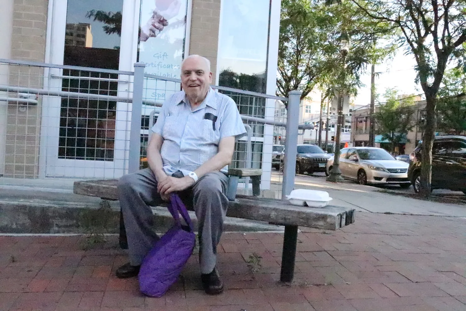 Retrato de una persona adulta en la calle